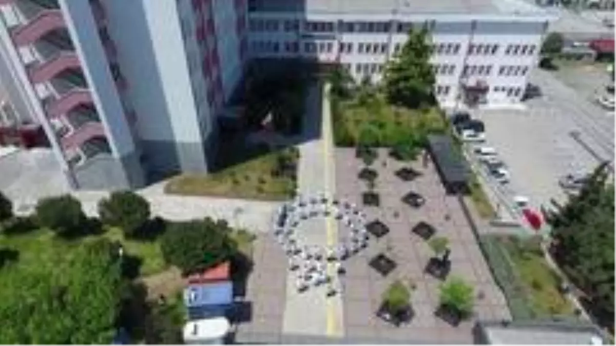 Sağlıkçılardan 19 Mayıs koreografisi: Bedenleriyle Türk bayrağı oluşturdular