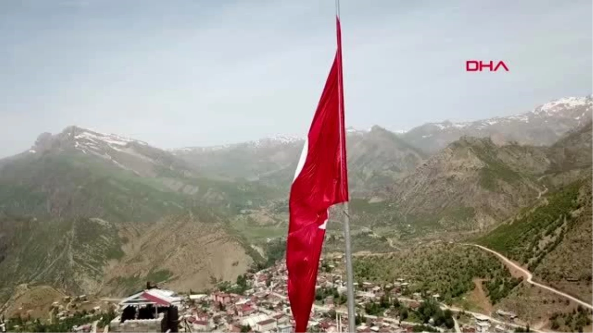 ŞIRNAK Teröristlerin \'girilmez\' dediği Kato Dağı\'nda 150 metrekarelik Türk bayrağı göndere çekildi-2