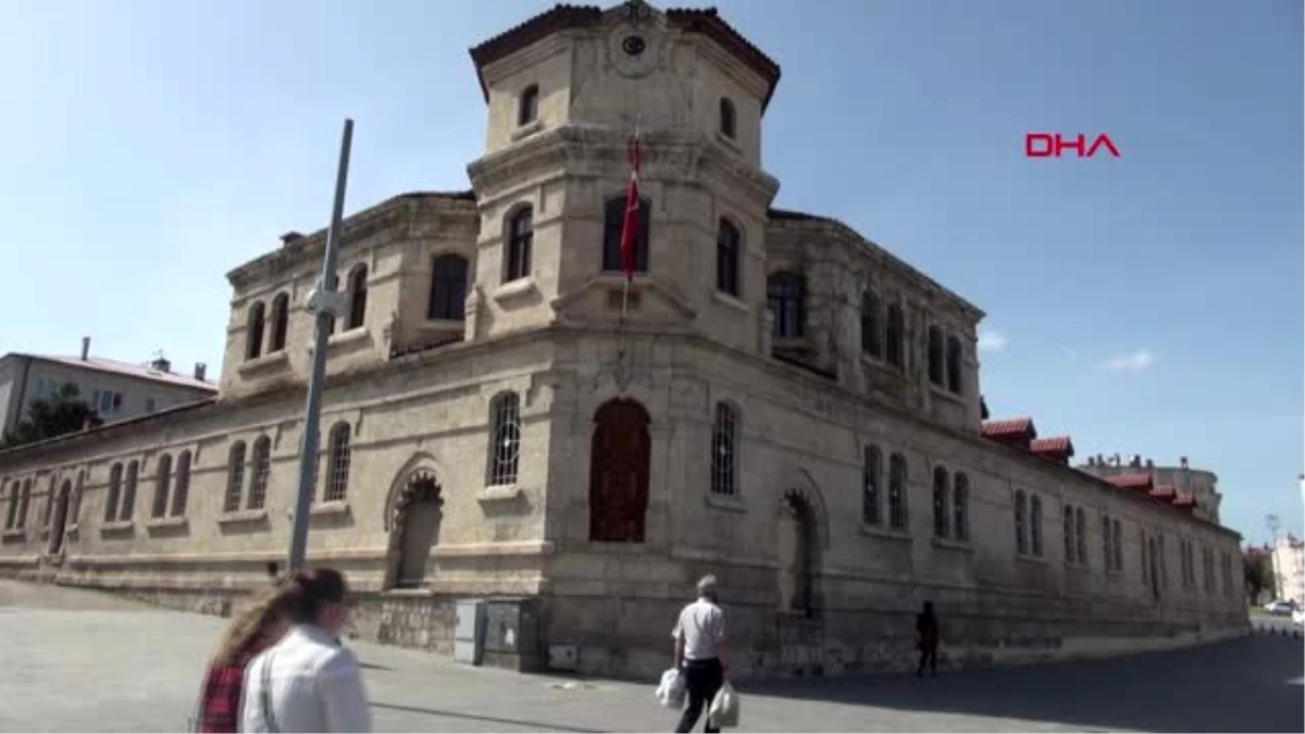 Sivas\'ta, 112 yıllık tarihi jandarma binası restore ediliyor
