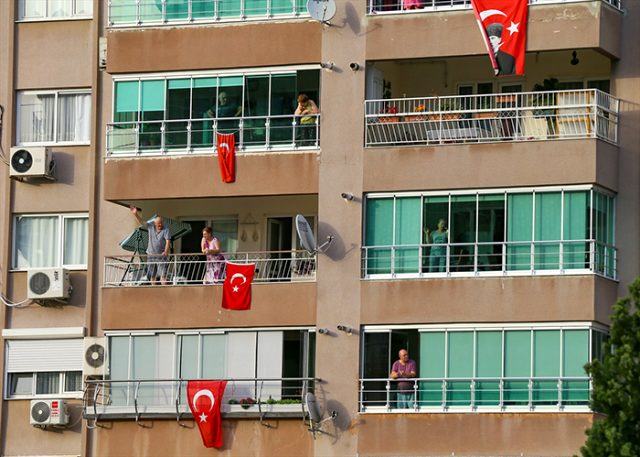 Son Dakika: Türkiye, 19 Mayıs'ı camlarda ve balkonlarda İstiklal Marşı okuyarak kutladı