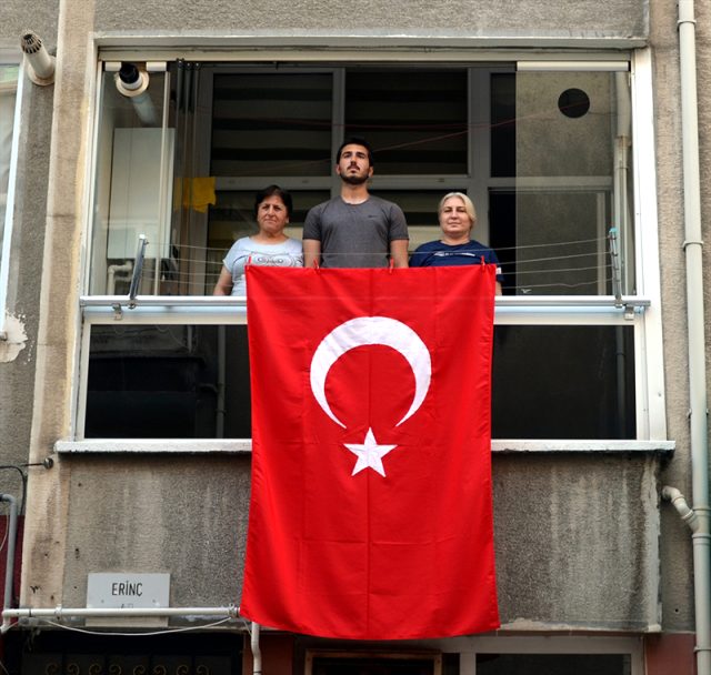 Son Dakika: Türkiye, 19 Mayıs'ı camlarda ve balkonlarda İstiklal Marşı okuyarak kutladı