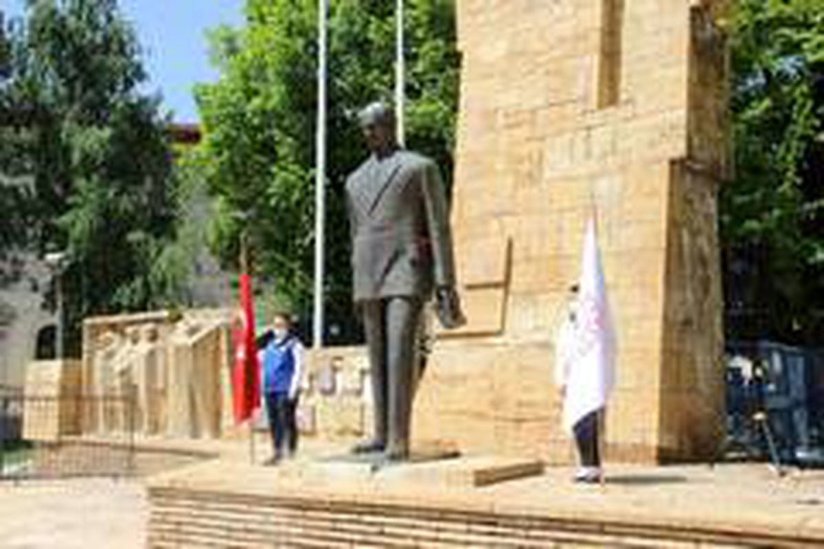 Sosyal mesafeli 19 Mayıs töreni