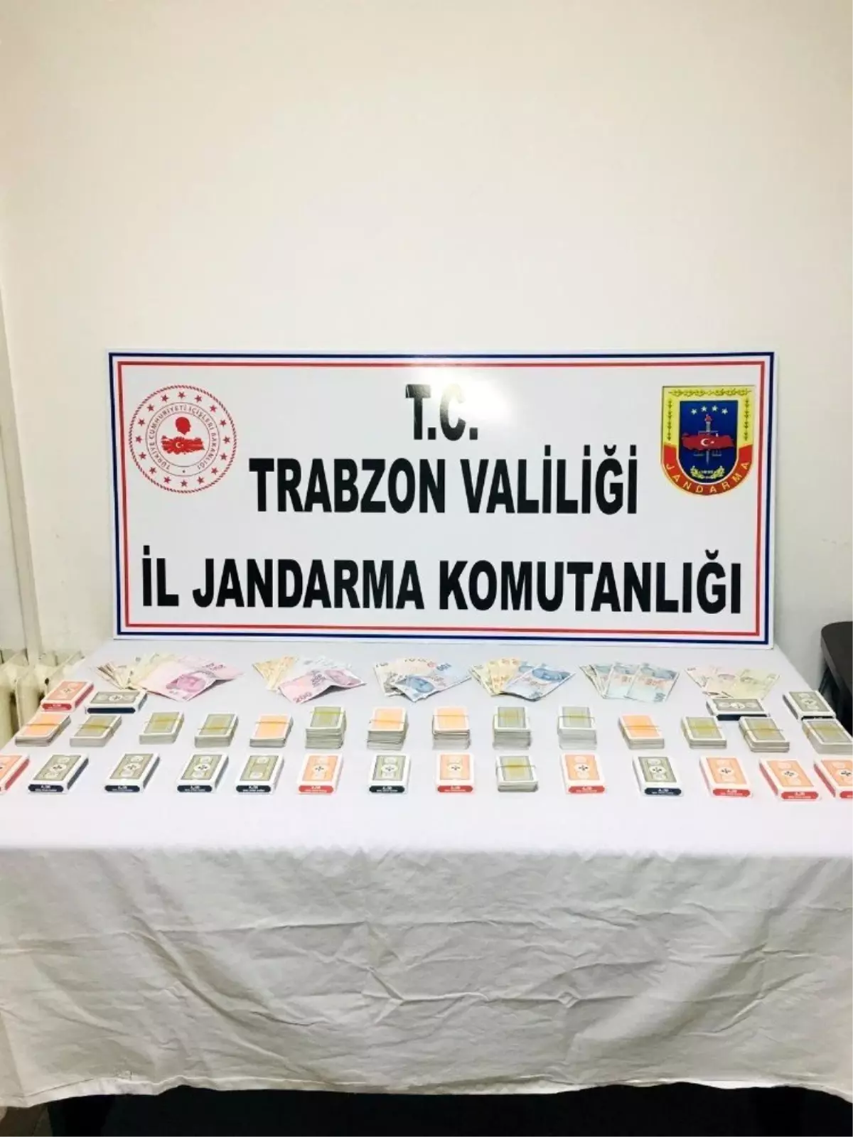 Sosyal mesafeye rağmen bir araya gelerek evde kumar oynayanlara jandarma baskını