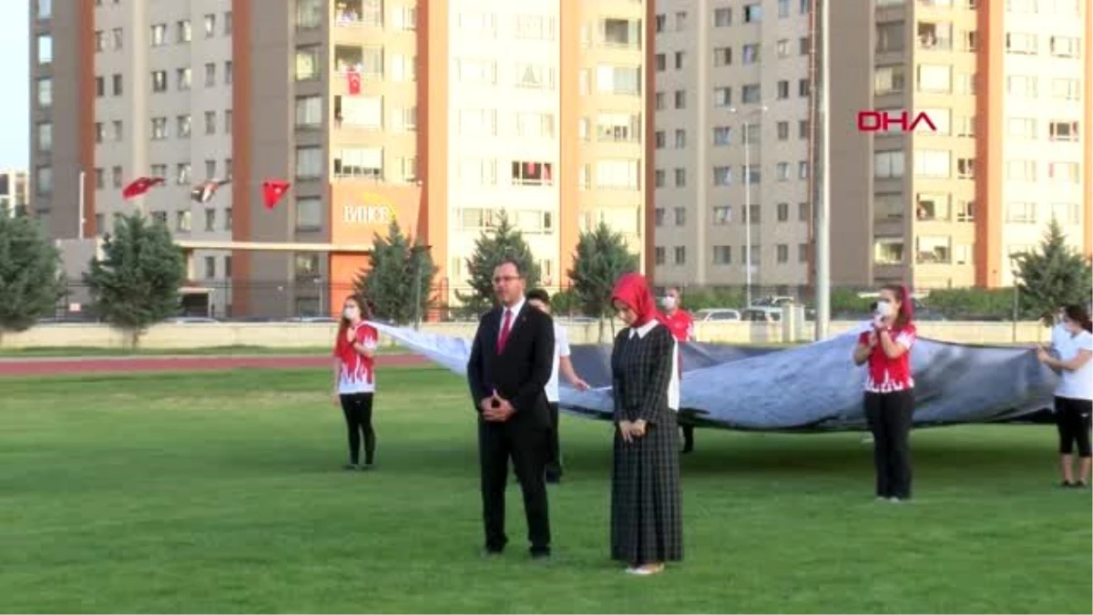 SPOR Bakan Kasapoğlu, milli sporcularla saat 19.19\'da İstiklal Marşı\'nı okudu