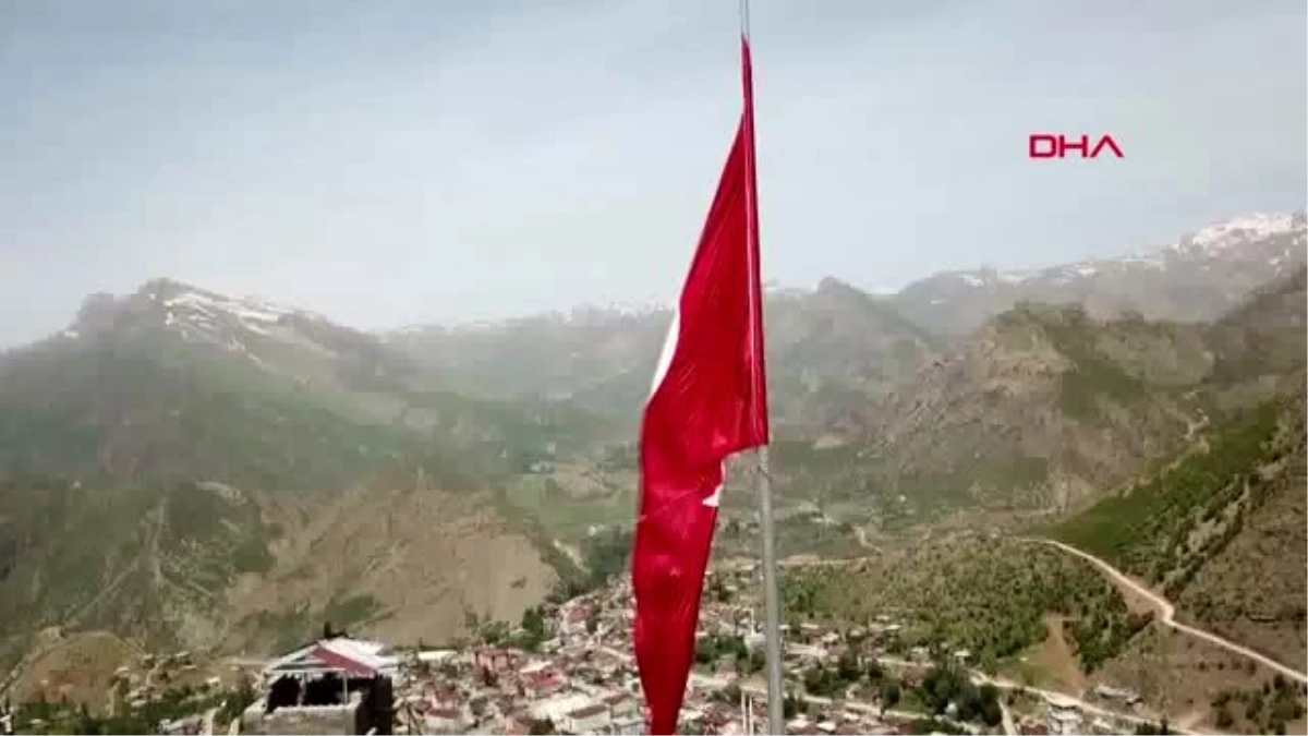 Teröristlerin \'girilmez\' dediği Kato Dağı\'nda 150 metrekarelik Türk bayrağı göndere çekildi