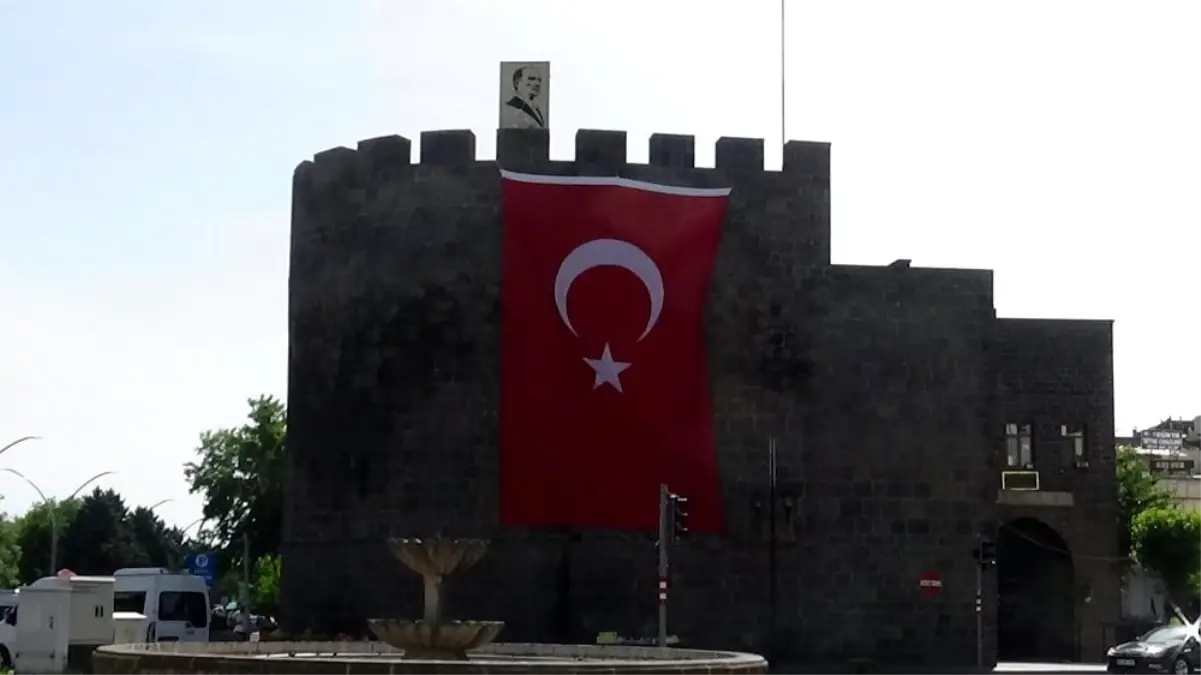 Terörün izlerinin silindiği Sur\'da iş yerleri Türk bayrakları ile donatıldı