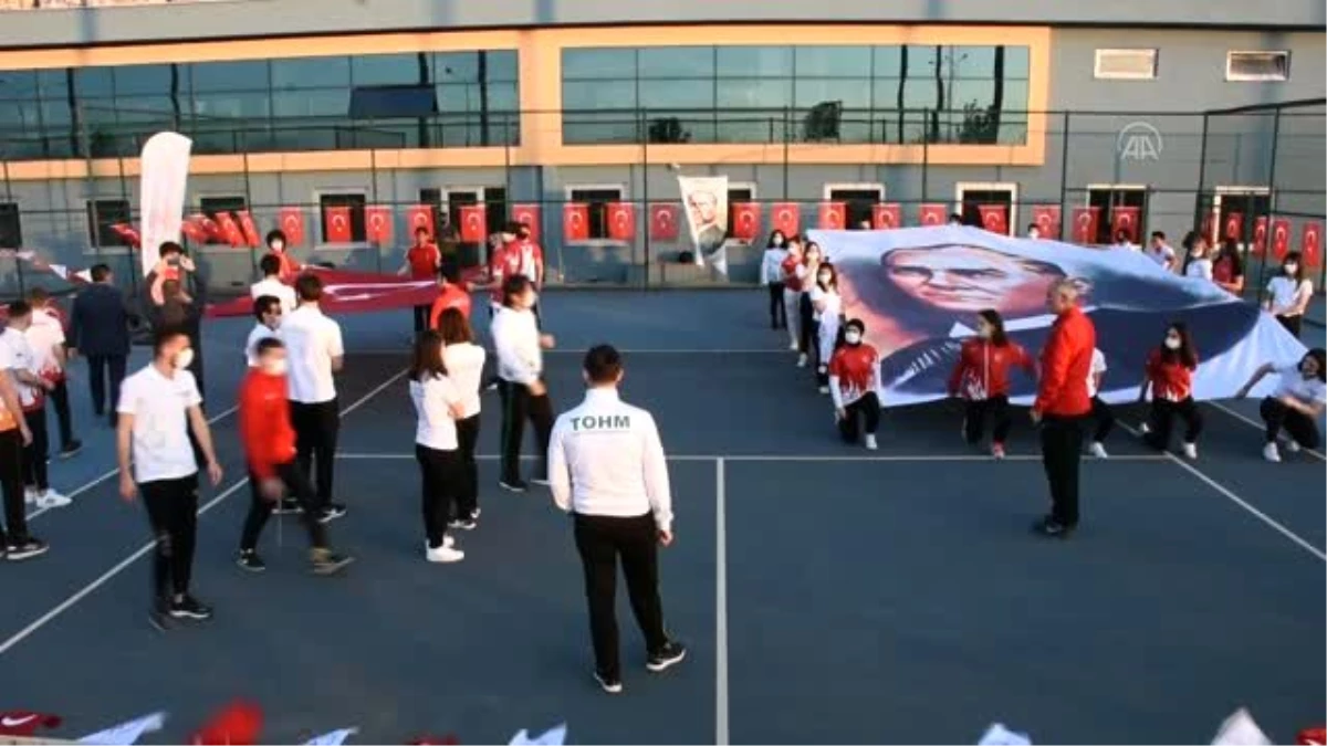 Trabzon\'da milli sporcular İstiklal Marşı\'nı seslendirdi