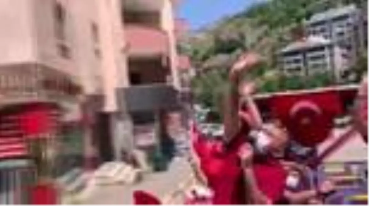 Tunceli\'de Vali Sonel, tur otobüsüyle sokak sokak gezdi, 19 Mayısı kutladı