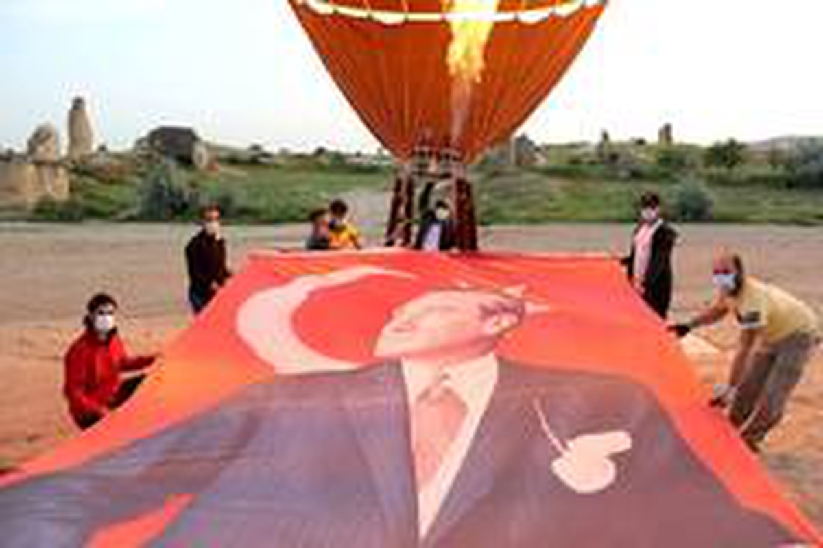 Türkiye\'nin ilk yerli balonu Atatürk ve Türk Bayrağı ile havalandı