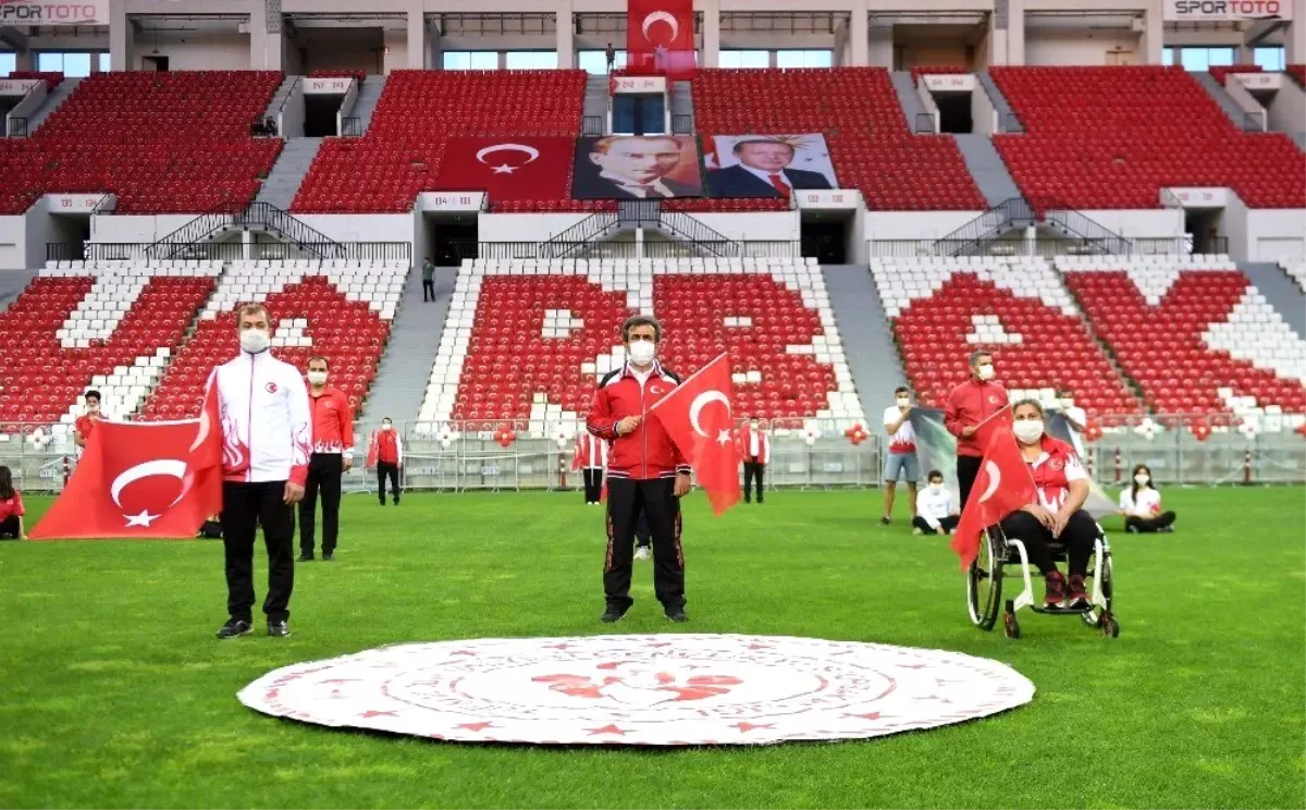 Vali Güzeloğlu 19 Mayısı İstiklal Marşı okuyarak kutladı