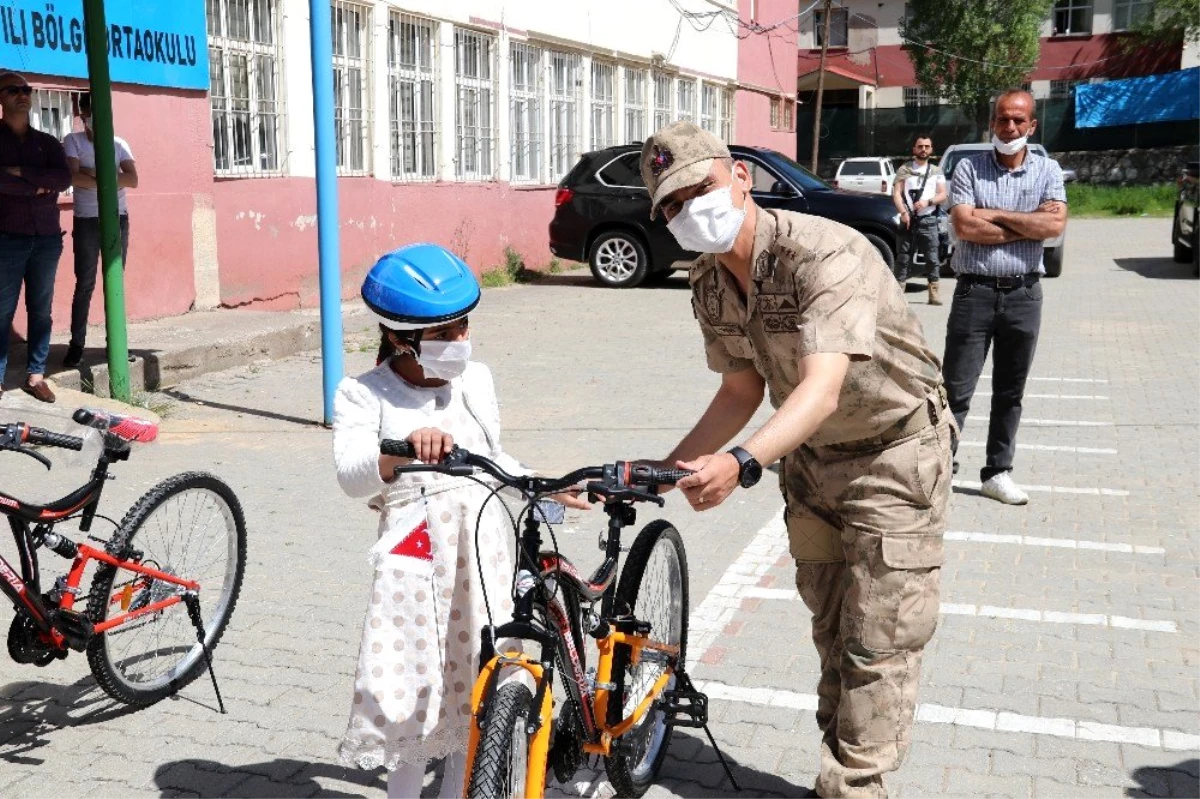 Yetim çocuklara bayram öncesi bisiklet