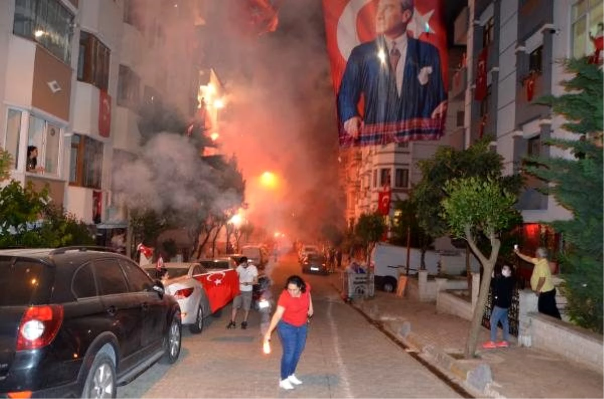 Avcılar\'da 19 Mayıs coşkusu... İstiklal Marşı okundu, meşaleler fenerler yakıldı