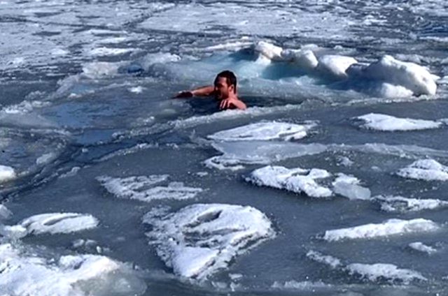 Çılgın Norveçli, Arktik Okyanusu'ndaki buzullara aldırmadan şortuyla yüzüyor