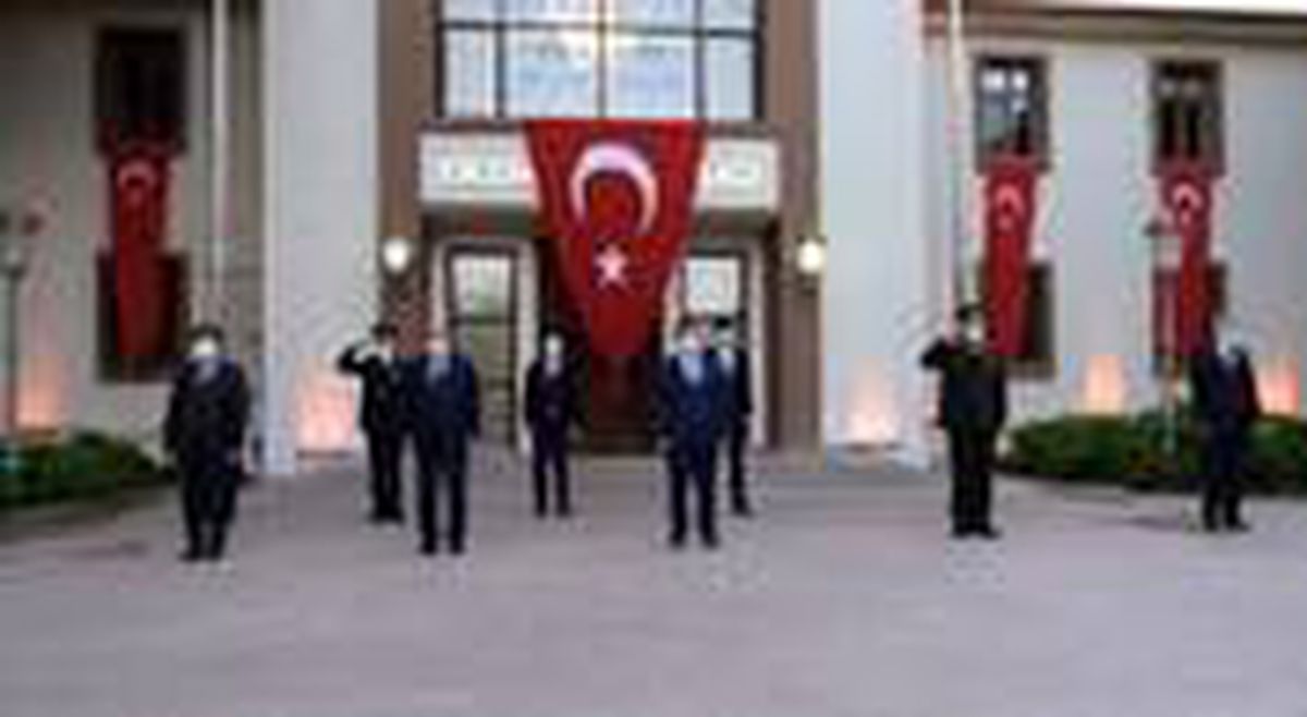 Erzincan protokolü saat 19.19\'da İstiklal Marşını okudu