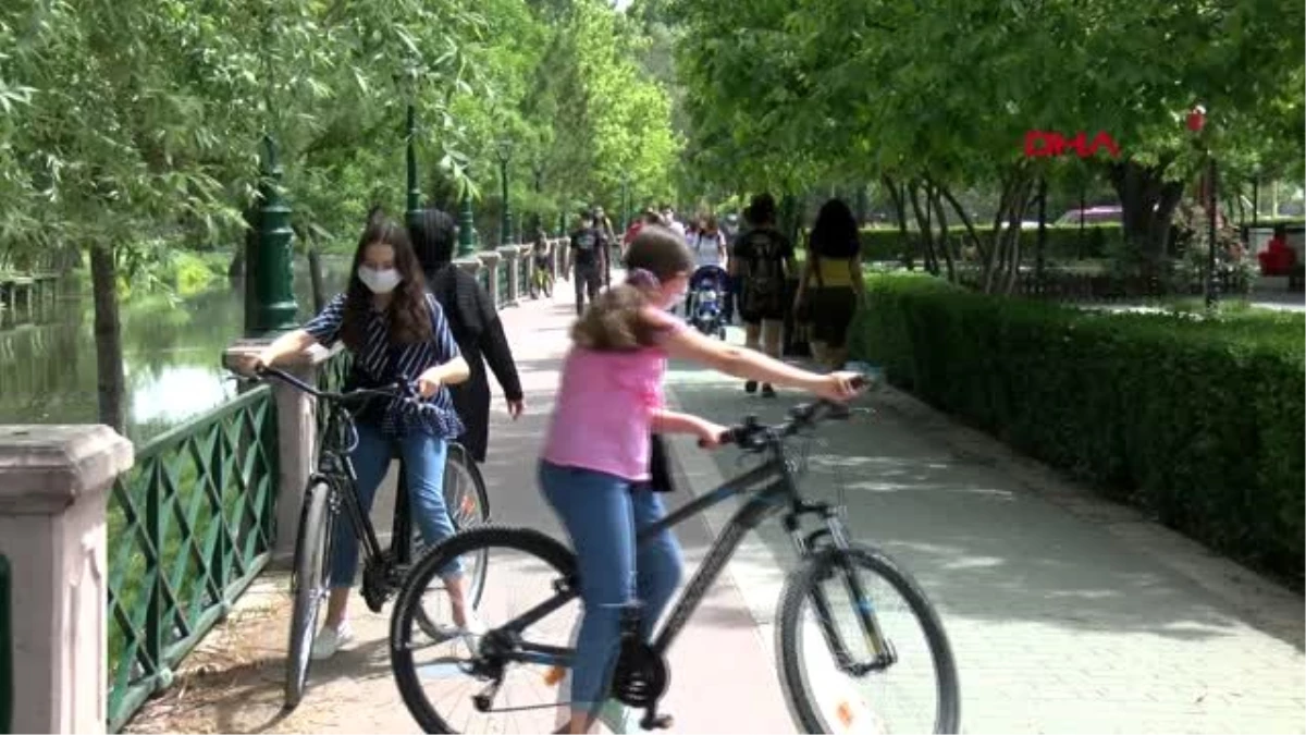 Eskişehir\'de çocuklar bisikletle dolaşarak güzel havanın keyfini çıkardı