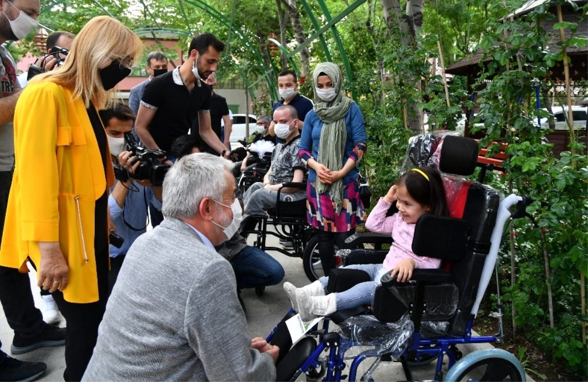 Isparta Belediyesi 13 engelliye akülü araç hediye etti