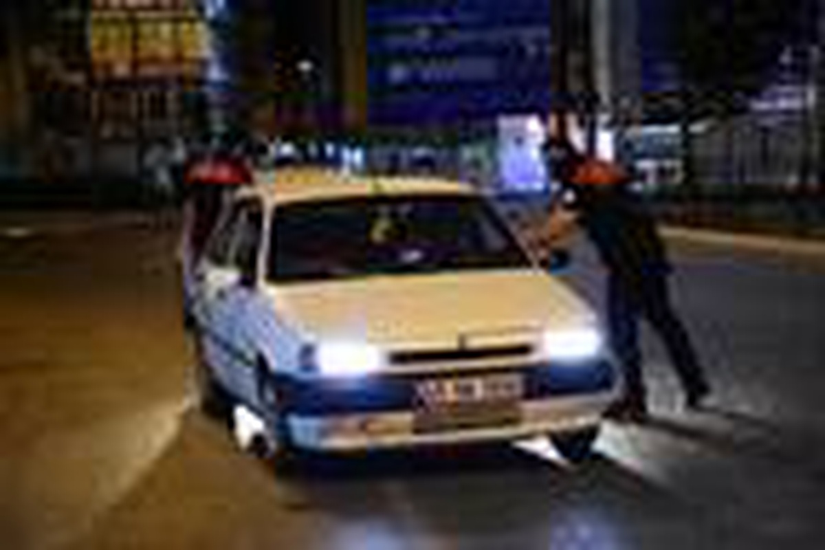 İzmir\'de, yasak sonrası polisten \'maske\' denetimi