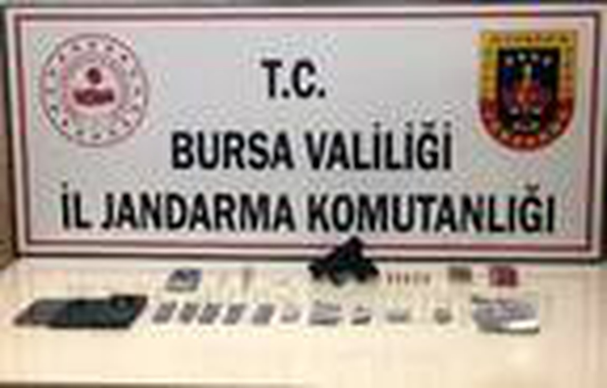 Kısıtlamayı ihlal eden 2 şüphelinin otomobilinde tabanca ve uyuşturucu bulundu