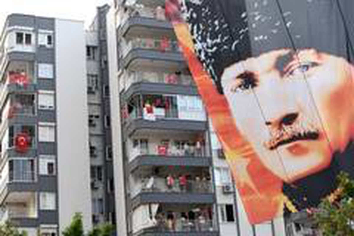Konyaaltı, 19.19\'da İstiklal Marşı ile yankılandı