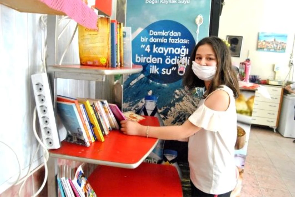 Pastanede kurulan kütüphaneden kitap alan çocuklara dondurma ikramı