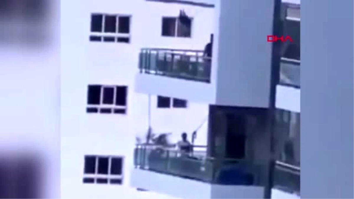 Porto Riko\'da bir kişi çocuğu için 8\'inci kattaki balkona salıncak kurdu