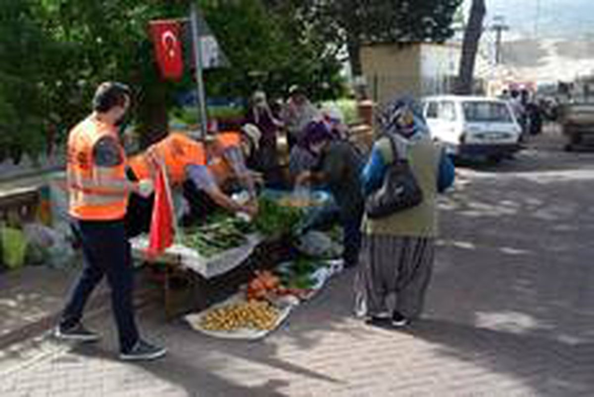 Raşit Amca pazara çıkamayınca, tezgahın başına Vefa geçti