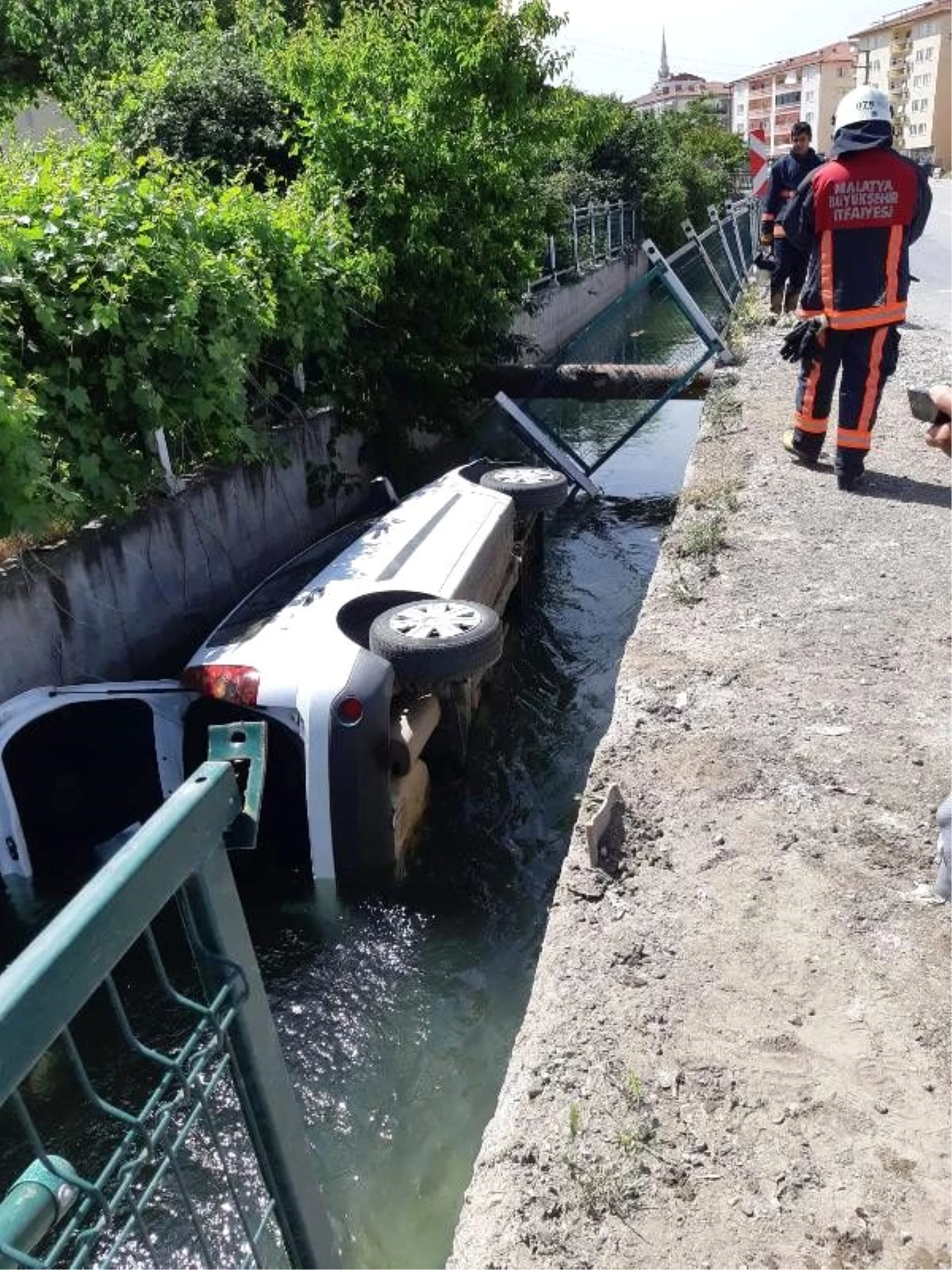 Sulama kanalına devrilen otomobil, çekiciyle çıkarıldı