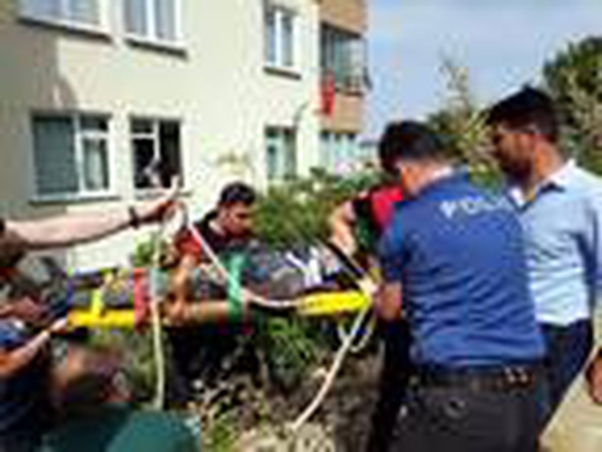 Tekirdağ\'da duvar inşaatında toprak kayması; 2 işçi kurtarılmaya çalışılıyor (2)