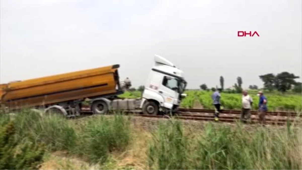 Yoldan çıkan hafriyat kamyonu tren raylarında durabildi