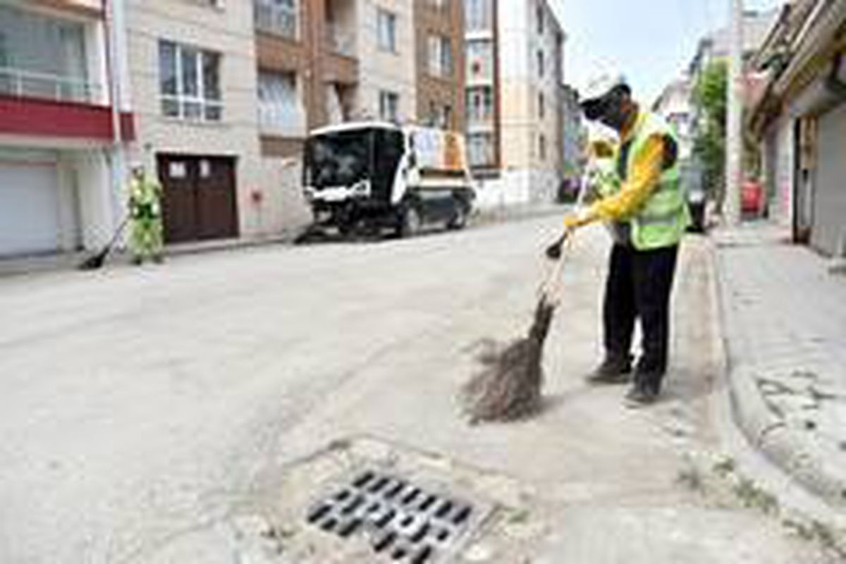 Yollar ve kaldırımlar temizleniyor