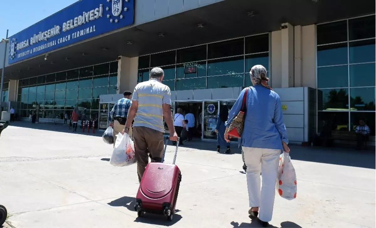 Bakanlık seyahat izni verdi, otogarda yolcu kapma yarışı başladı