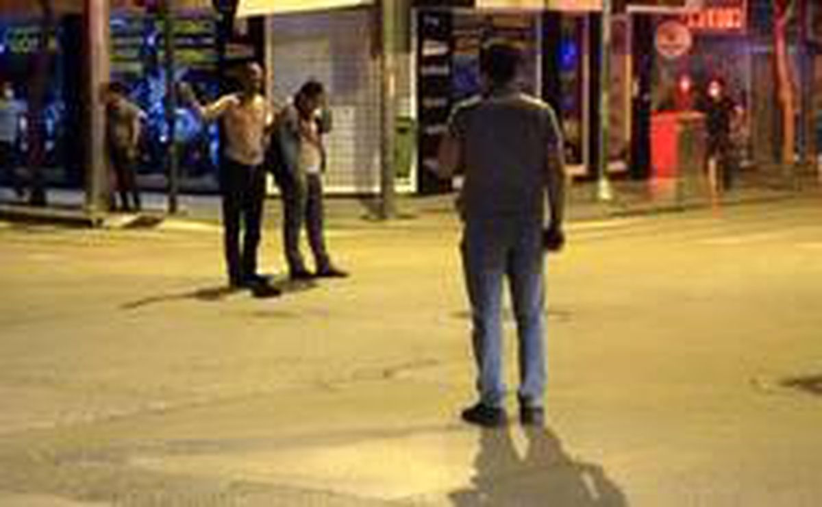 alkollü şahıs dehşet saçtı...Yoldan geçen genci elindeki cam parçası ile rehin aldı