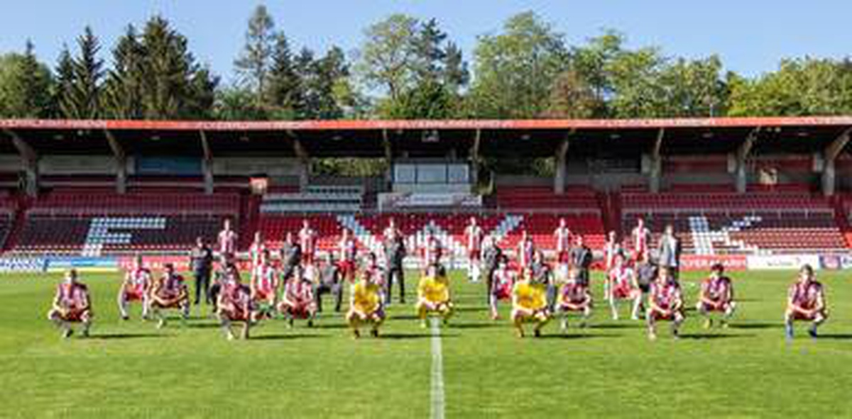 Almanya\'nın FC Würzburger Kickers Kulübü, sosyal mesafeye uyarak ve maske takarak poz verdi