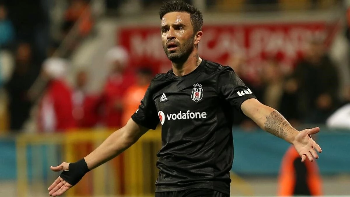 Beşiktaş\'ın henüz sözleşme teklif etmediği Gökhan Gönül\'den serzeniş: F.Bahçe\'deki dönemi yaşıyorum