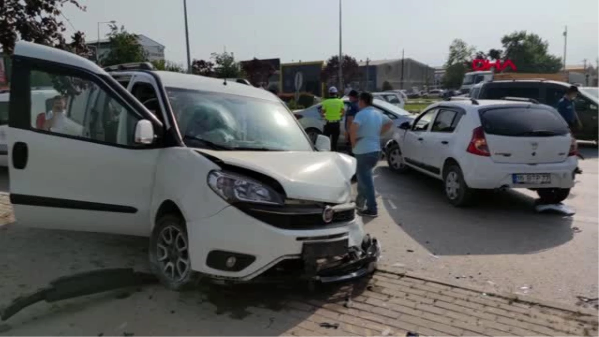 BURSA İnegöl\'de otomobille hafif ticari araç çarpıştı: 5 yaralı