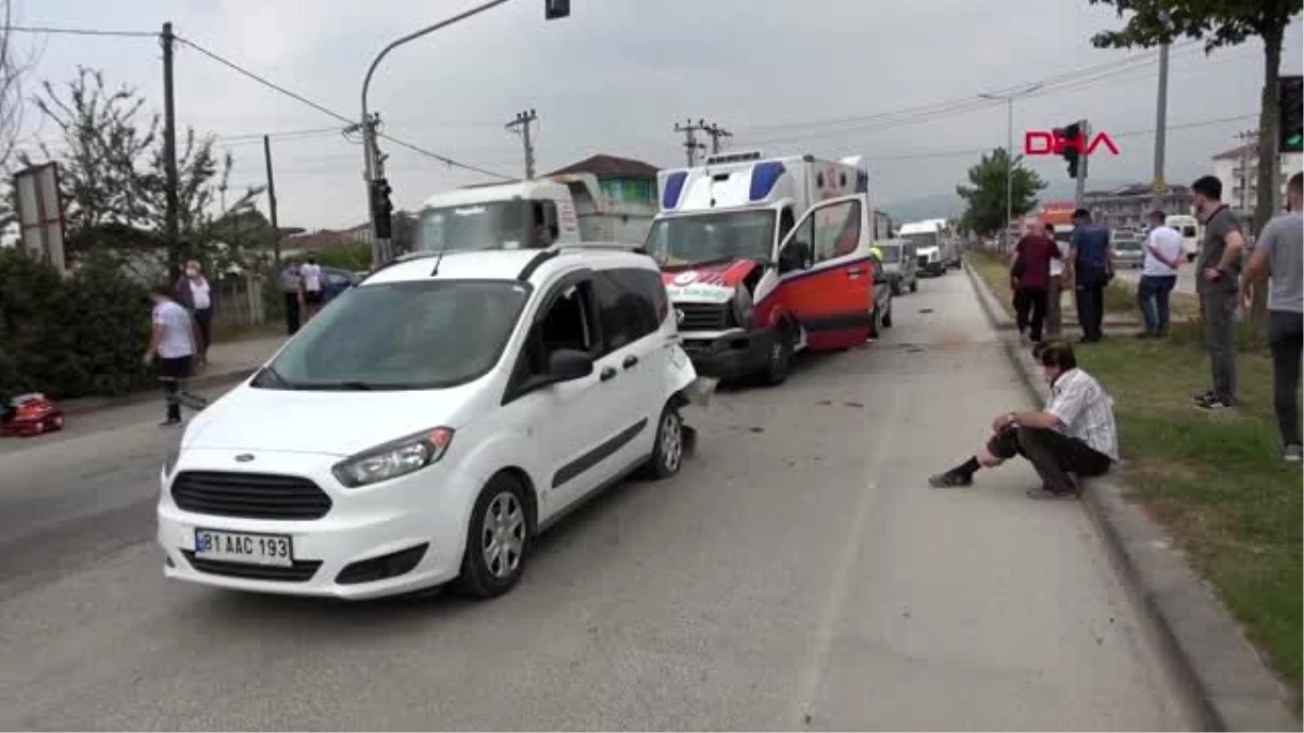 Düzce\'de kavşakta ambulans ve 2 otomobil çarpıştı: 1 yaralı