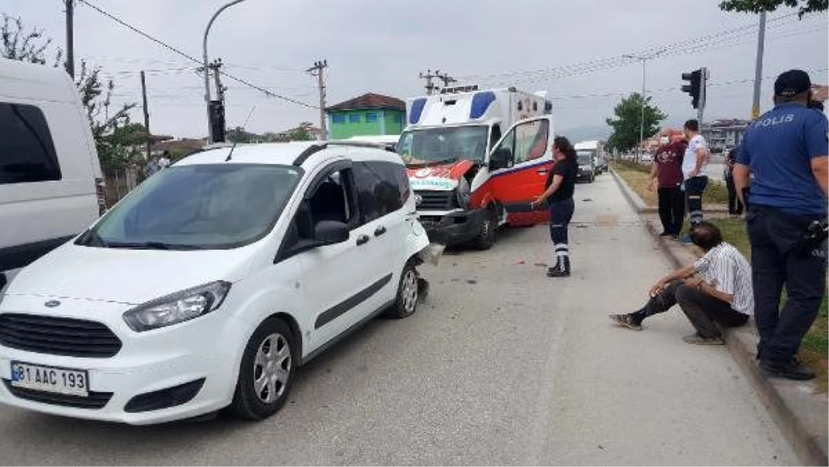 Düzce\'de kavşakta ambulans ve 2 otomobil çarpıştı: 1 yaralı