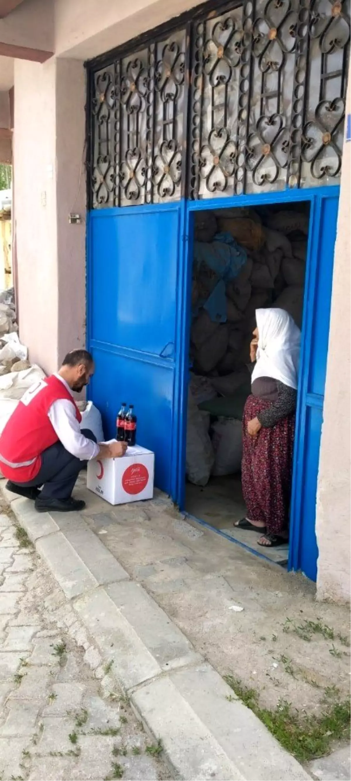 Evde kalanların ihtiyaçlarını onlar karşılıyor