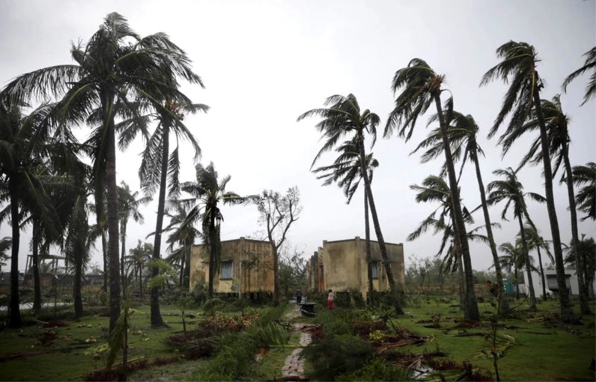 Hindistan ve Bangladeş\'i vuran Amphan Kasırgası bilançoyu arttırıyor