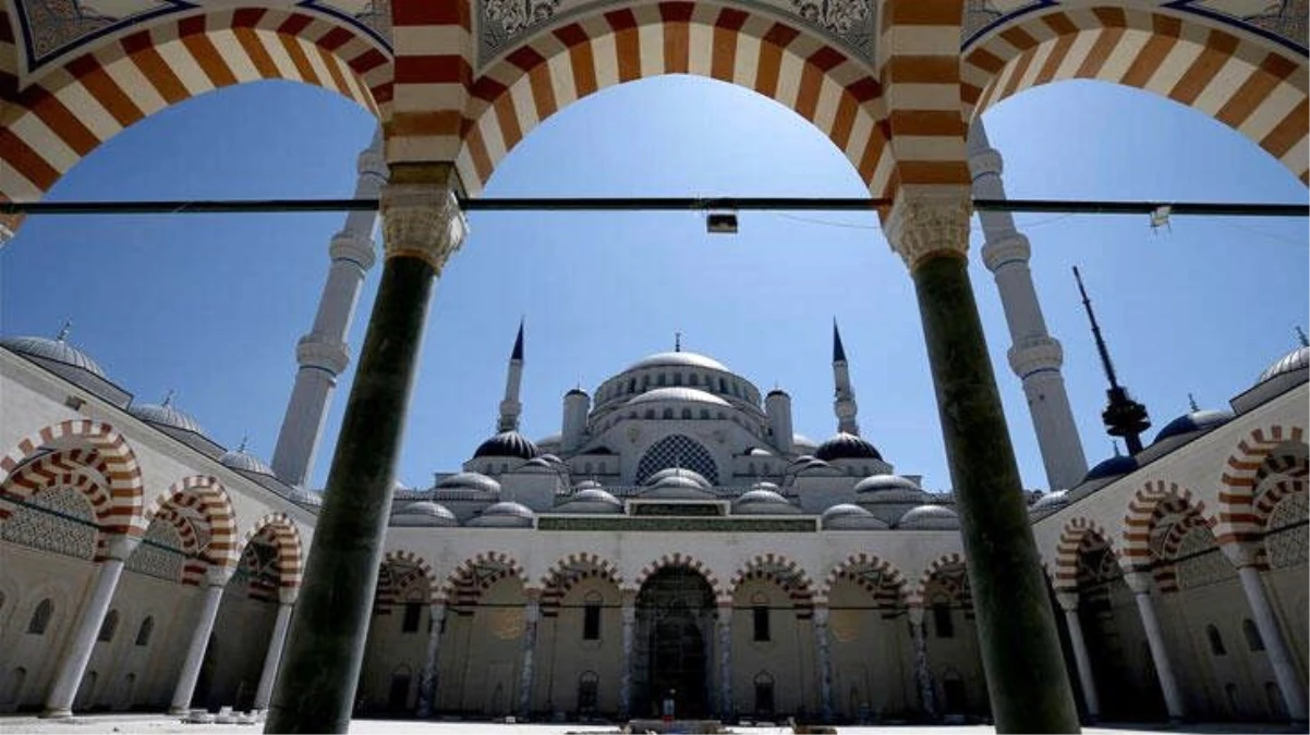 İzmir\'de yine cami minarelerinden müzik yayını yapıldı