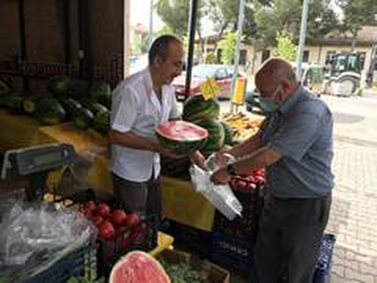 Kilosu 4 lira olan karpuzu tezgahta yarım ve çeyrek olarak satıyor