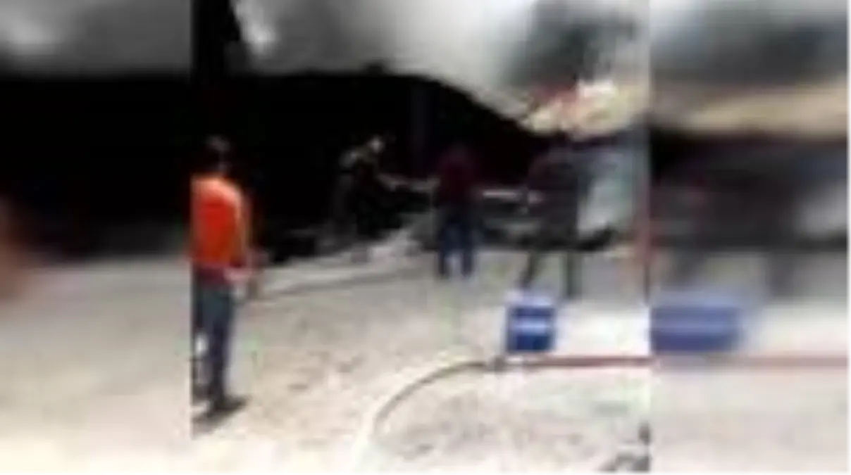 Kızıltepe\'de polyester üretim deposunda çıkan yangına itfaiyenin erken müdahalesi faciayı önledi