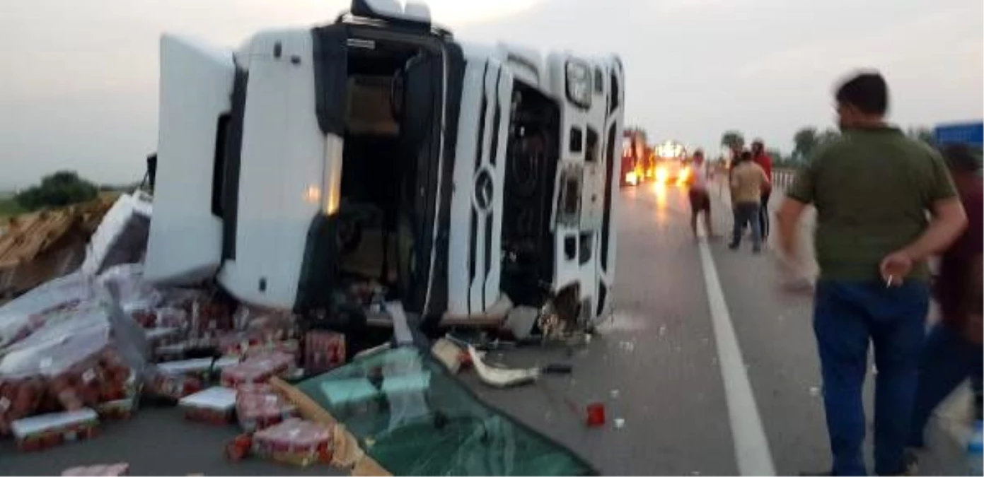 Kontrolden çıkan TIR devrildi, İzmir-Bursa karayolu trafiğe kapandı
