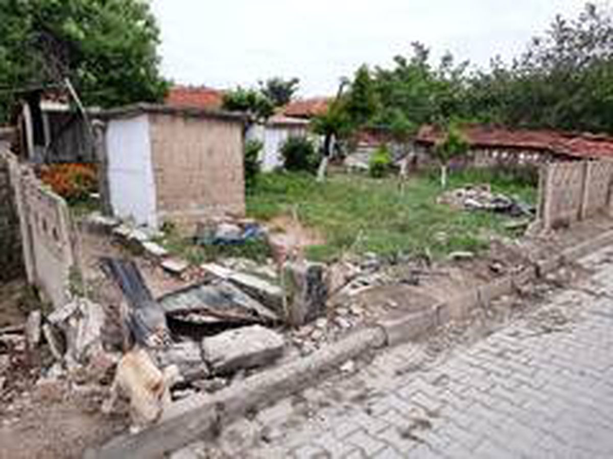 Otomobil evin bahçe duvarına çarptı