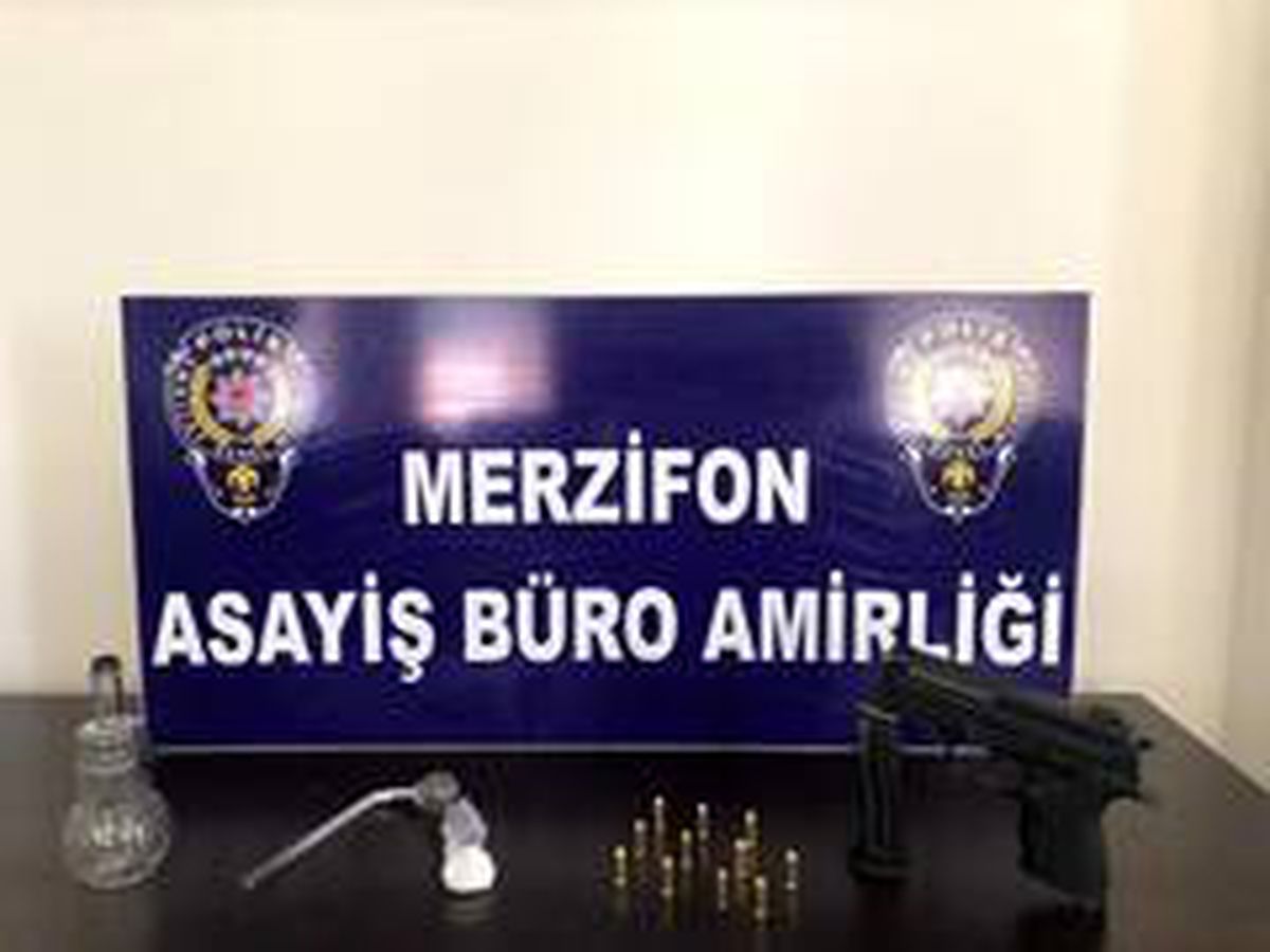 Ruhsatsız tabanca ve uyuşturucu ele geçirildi