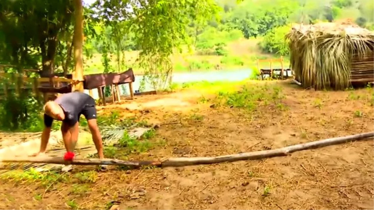 Survivor\'da Ünlüler ve Gönüllüler takımının kampları birleşti! Yunus Emre, odunlarla kendi sınırını çizdi