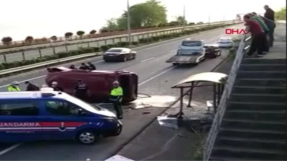 TRABZON Durağa çarpan minibüs devrildi 1 ölü, 2 yaralı