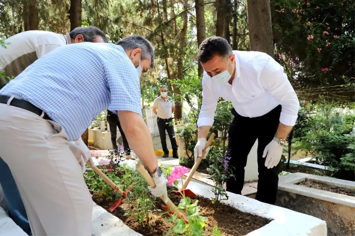 Alanya\'da mezarlıklarda çiçek dağıtıldı