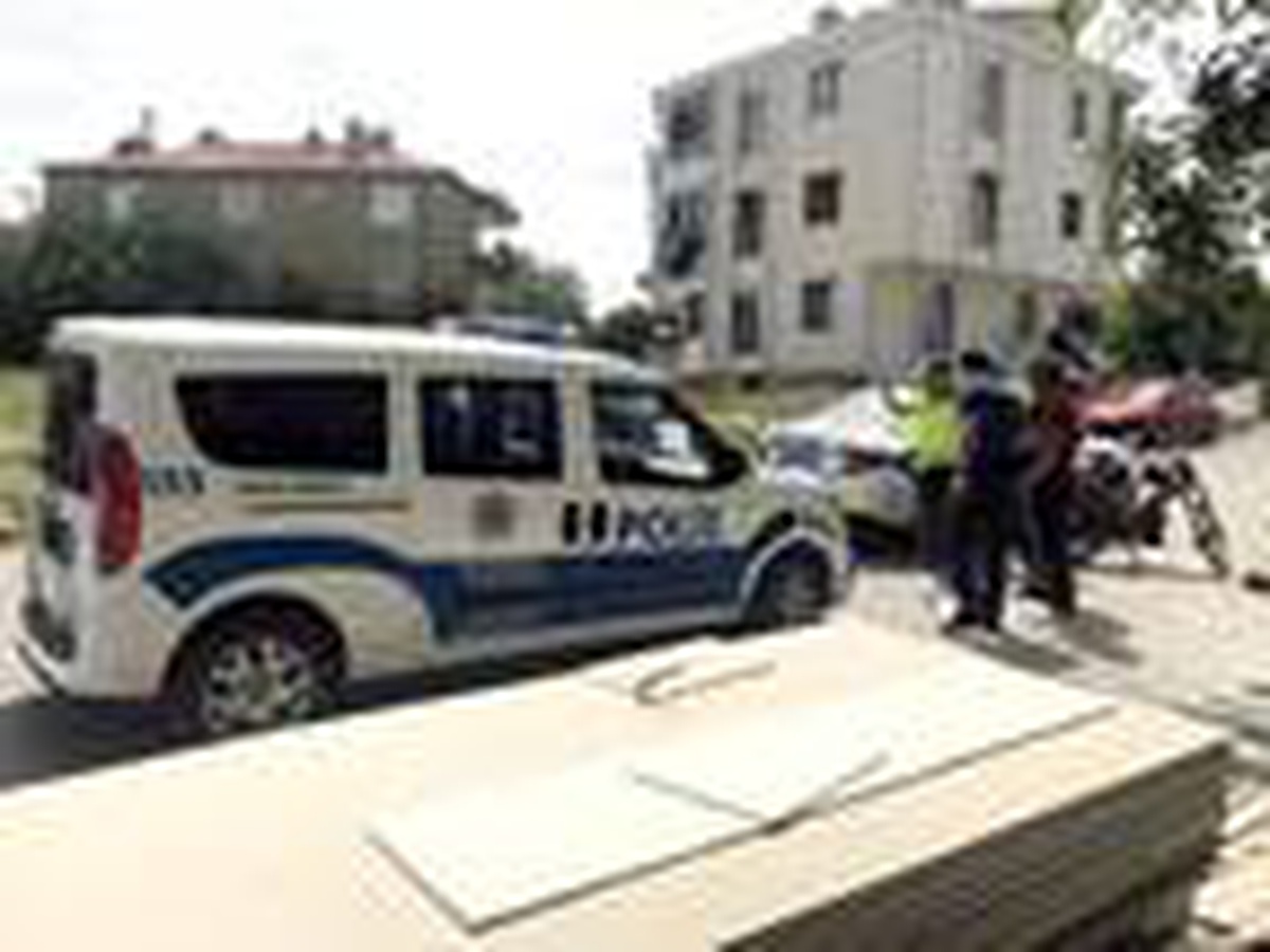 Arkadaşının yakalanmaması için kendisini polis otosunun önüne attı