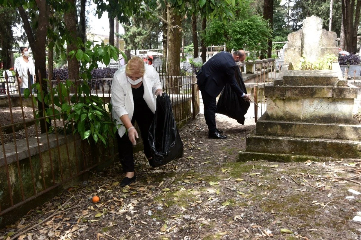 Başkan Erdem, ekibi ile birlikte mezarlığı temizledi